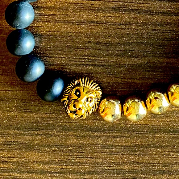 Gold and black lion bracelet - Picture 2 of 3